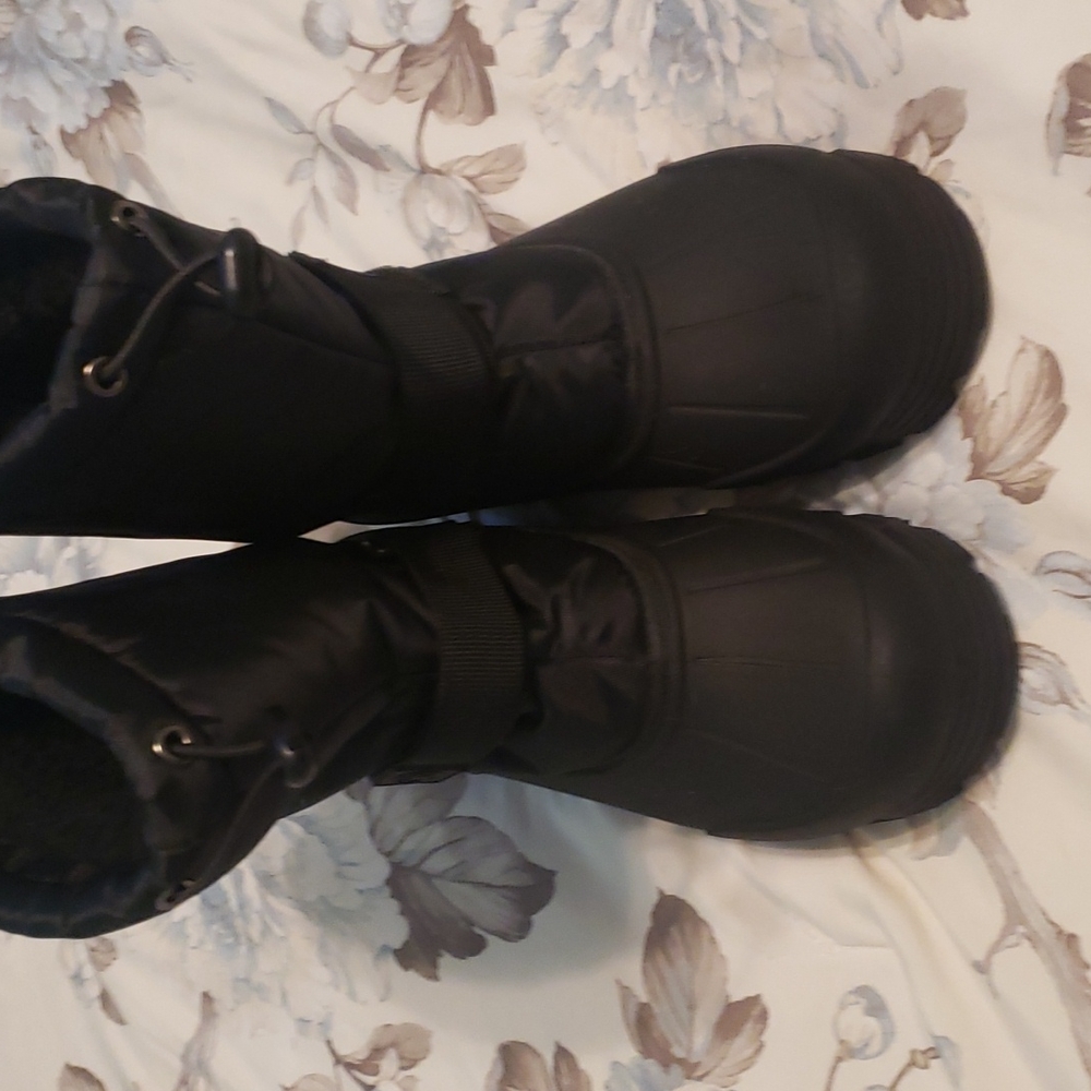 Boys snow boots size 6